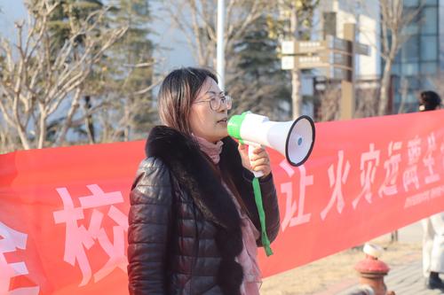 2.李新华老师讲解火场逃生技巧 2.李新华老师讲解火场逃生技巧
