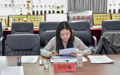 2.胡晨曦对课题进行指导 2.胡晨曦对课题进行指导