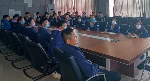 教务处主任高保军和各班学生干部一起参加培训 教务处主任高保军和各班学生干部一起参加培训