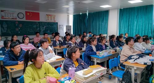 同学们在认真聆听心理健康教育专题讲座1 同学们在认真聆听心理健康教育专题讲座1