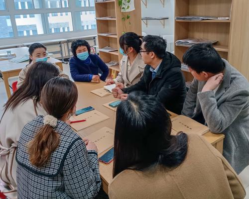 校长韦艳春在传达上级会议及文件精神 校长韦艳春在传达上级会议及文件精神