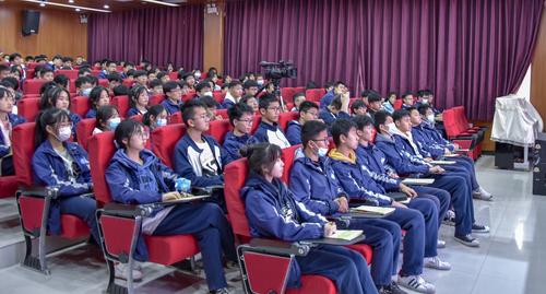 同学们认真聆听 同学们认真聆听