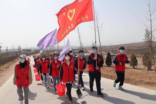 2.师生来到登封市陈家门村开展义务植树志愿服务活动 2.师生来到登封市陈家门村开展义务植树志愿服务活动