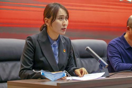 2党建专干、办公室副主任曹装装同志介绍党课录制情况 2党建专干、办公室副主任曹装装同志介绍党课录制情况