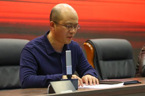 王宏亮宣读《中共taptap滚球校委员会“党员先锋岗”创建活动方案》 王宏亮宣读《中共taptap滚球校委员会“党员先锋岗”创建活动方案》