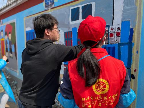 3美术专业教师李智龙指导学生调整画面 3美术专业教师李智龙指导学生调整画面