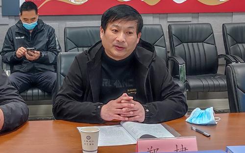2副校长郑棣向检查组汇报学校安全工作 2副校长郑棣向检查组汇报学校安全工作