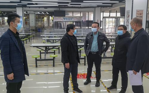 3检查组来到学校餐厅实地检查(1) 3检查组来到学校餐厅实地检查(1)