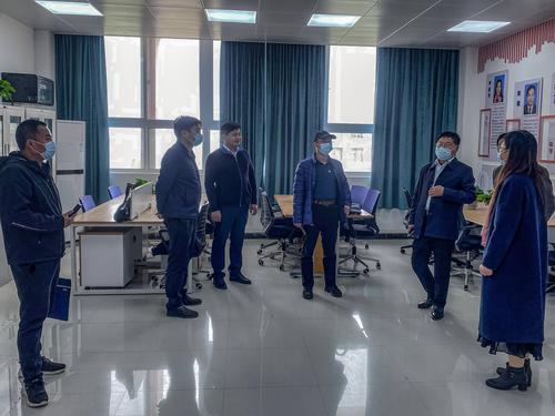 4.评估组专家实地查看工作室场地(1) 4.评估组专家实地查看工作室场地(1)