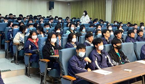 4学生们认真听讲(1) 4学生们认真听讲(1)