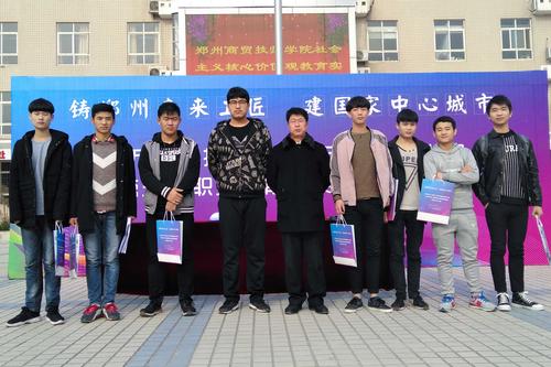 刘学雷老师(中)与参加技能竞赛同学合影(1) 刘学雷老师(中)与参加技能竞赛同学合影(1)