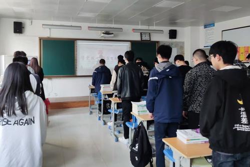 4学生们集体向革命先烈们默哀 4学生们集体向革命先烈们默哀