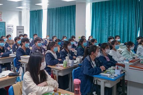 5学生们认真听老师讲述英雄事迹 5学生们认真听老师讲述英雄事迹