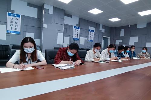 3青年教师认真记录 3青年教师认真记录