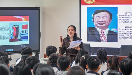 3.校团委书记李晓培上团课 3.校团委书记李晓培上团课