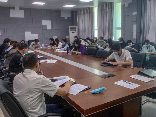 2会议现场,副校长张继波向老师强调重点内容 2会议现场,副校长张继波向老师强调重点内容