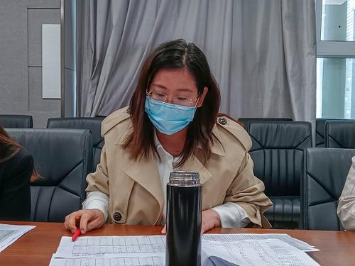 2.班主任老师郭彩云在进行分析本班考试成绩 2.班主任老师郭彩云在进行分析本班考试成绩