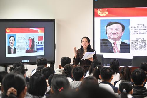3.校团委书记李晓培上团课 3.校团委书记李晓培上团课
