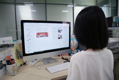 4.招办工作人员校对《回眸2021》中 4.招办工作人员校对《回眸2021》中