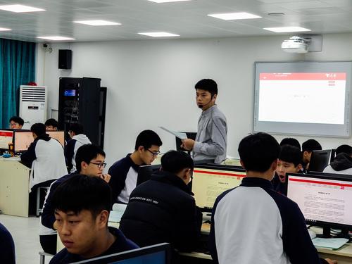 5.学校以骨干教师示范课引领教学 5.学校以骨干教师示范课引领教学