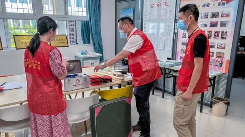 3医疗救护组备齐救灾物资(1) 3医疗救护组备齐救灾物资(1)