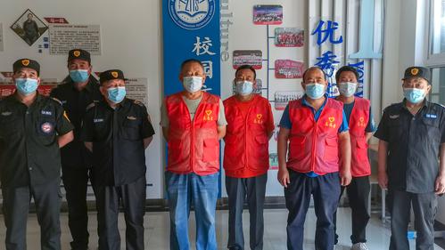 5校园内的“钢铁长城”(1) 5校园内的“钢铁长城”(1)