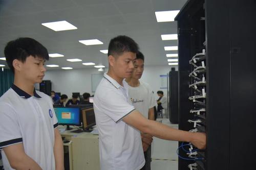 2-朱荣涛老师工作照 2-朱荣涛老师工作照