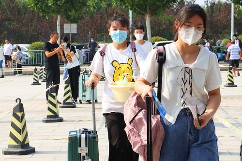 3新生测量体温后有序进入校园 3新生测量体温后有序进入校园