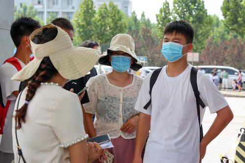 4家长进学生进校依依不舍 4家长进学生进校依依不舍