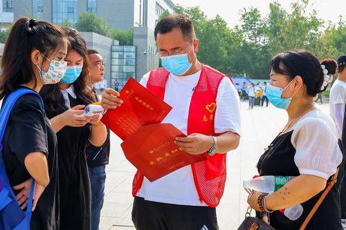 6教师志愿者为家长和学生解决遇到的困难 6教师志愿者为家长和学生解决遇到的困难
