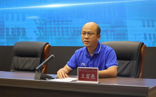 副校长王宏亮向同学们讲述实习安全注意事项 副校长王宏亮向同学们讲述实习安全注意事项