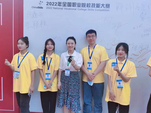 3参赛选手与辅导教师合影 3参赛选手与辅导教师合影
