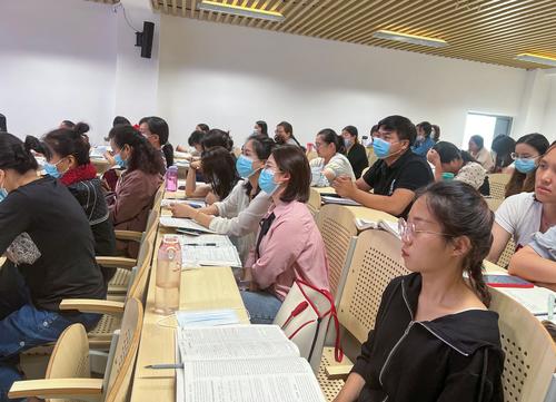 4任课老师在认真听讲 4任课老师在认真听讲