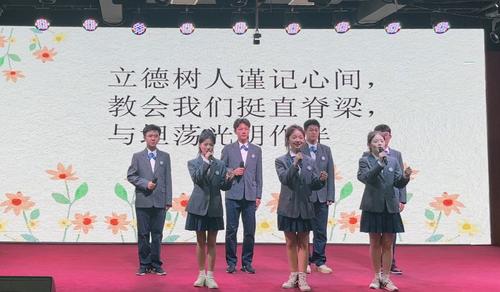 1.学生在录制诗歌朗诵《将桃李芬芳刻入年轮》 1.学生在录制诗歌朗诵《将桃李芬芳刻入年轮》