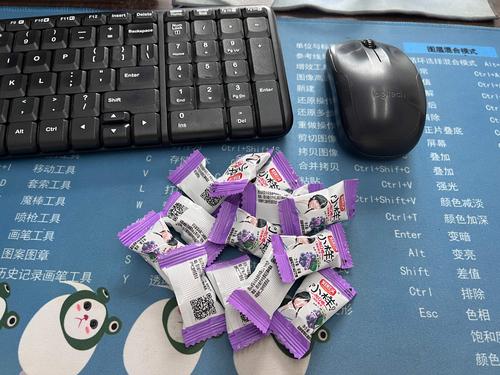 老师们收到学生们送上的糖果 老师们收到学生们送上的糖果