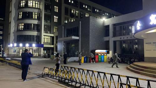 校长韦艳春、书记邵元辉巡视学生公寓 校长韦艳春、书记邵元辉巡视学生公寓