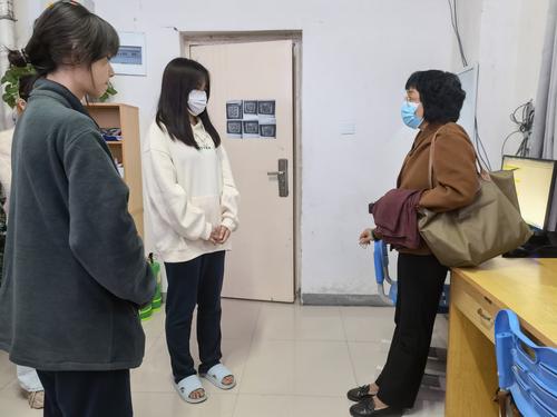 校长韦艳春查巡学生宿舍 校长韦艳春查巡学生宿舍