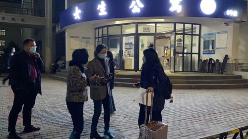 校长韦艳春询问学生情况 校长韦艳春询问学生情况