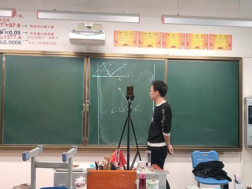 留守学校教师在教室给学生上网课 留守学校教师在教室给学生上网课