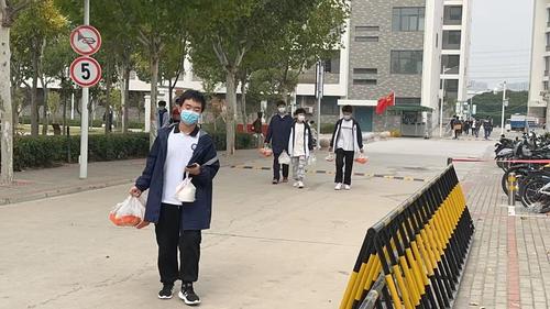 学生代表为宿舍成员打饭 学生代表为宿舍成员打饭