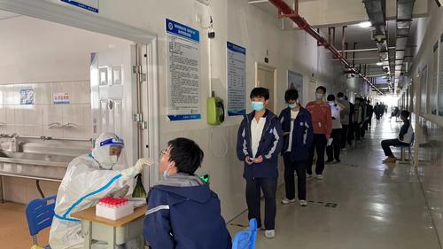 学生在宿舍内做核酸 学生在宿舍内做核酸