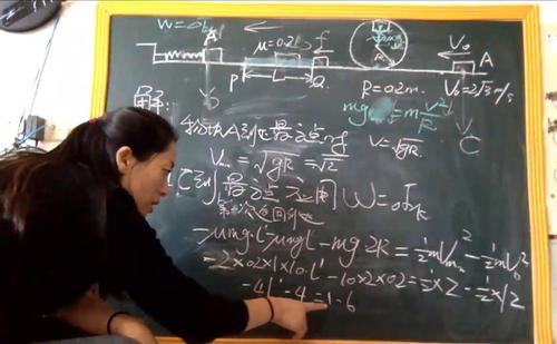 8.物理组李晓培老师将黑板搬进书房还原课堂效果 8.物理组李晓培老师将黑板搬进书房还原课堂效果