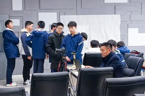 1.郑东新区招生考试中心工作人员在为学生进行信息采集(1) 1.郑东新区招生考试中心工作人员在为学生进行信息采集(1)