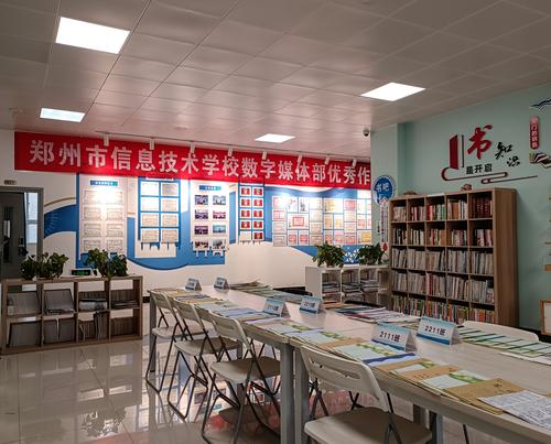 同学们在走廊和书吧观赏优秀作业- (2) 同学们在走廊和书吧观赏优秀作业- (2)