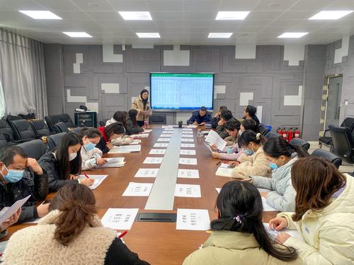 2.高三年级长李新华老师在作考试成绩分析 2.高三年级长李新华老师在作考试成绩分析