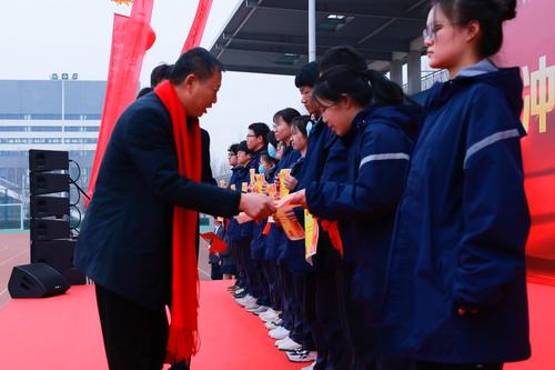 4.副校长张继波为获奖同学颁奖(4) 4.副校长张继波为获奖同学颁奖(4)