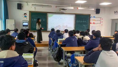 1.班主任向同学们解读相关法律条例和防范措施 1.班主任向同学们解读相关法律条例和防范措施