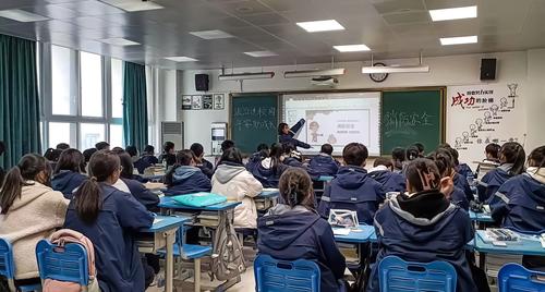 2.同学们在班会上认真学习 2.同学们在班会上认真学习