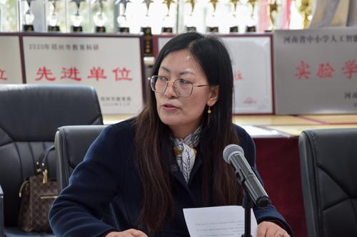 2.李新华老师进行课题汇报 2.李新华老师进行课题汇报