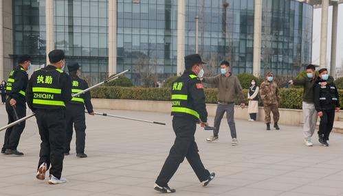 4安保人员控制现场 4安保人员控制现场